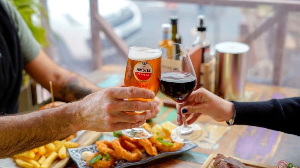 Disfrutando de la comida en Arte Restobar