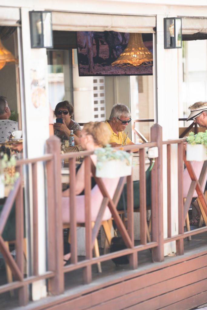 Clientes disfrutando en Arte Restobar en Calpe