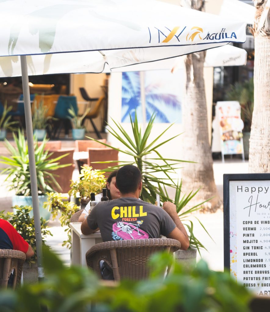 Clientes comiendo en Arte Restobar