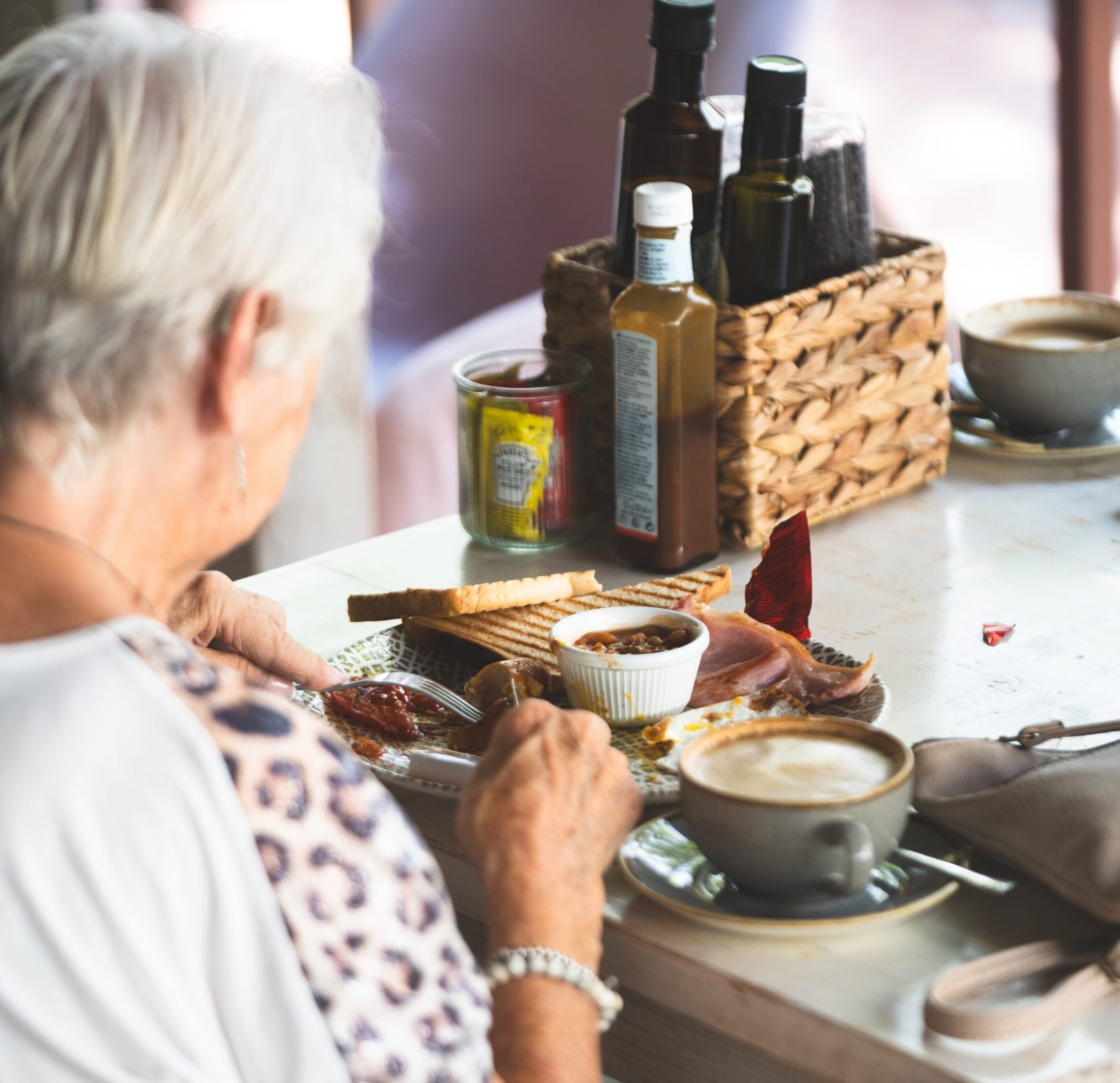 Cliente desayunando en Arte Restobar