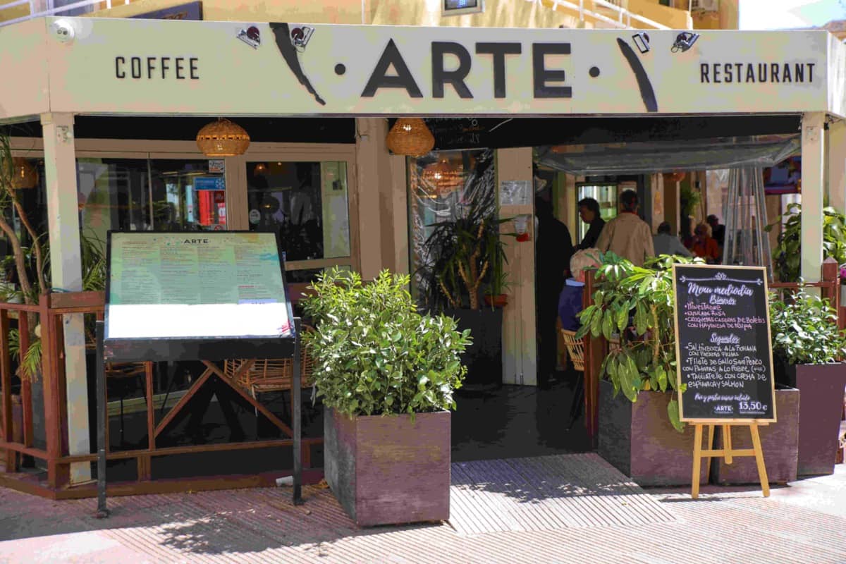 Terraza del local de Arte Restobar