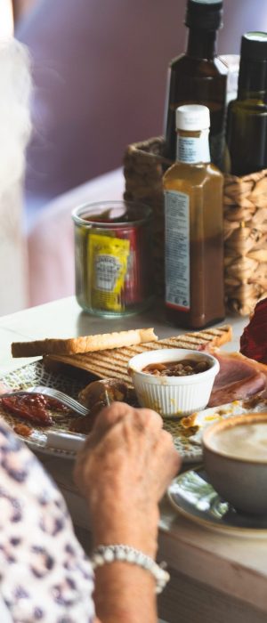 Cliente desayunando en Arte Restobar